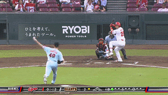 新井自打球3回GIF1.gif